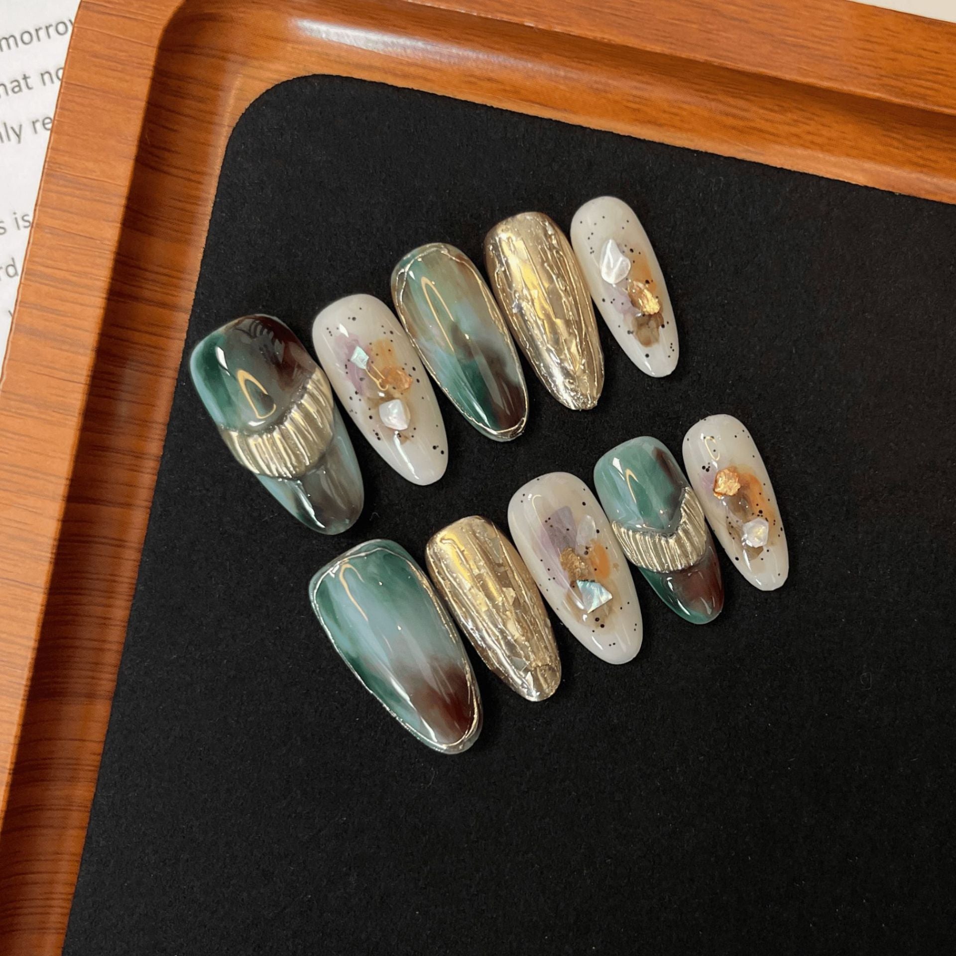 Handmade Stone Pattern Halo-Dyed Emerald Artificial Nails