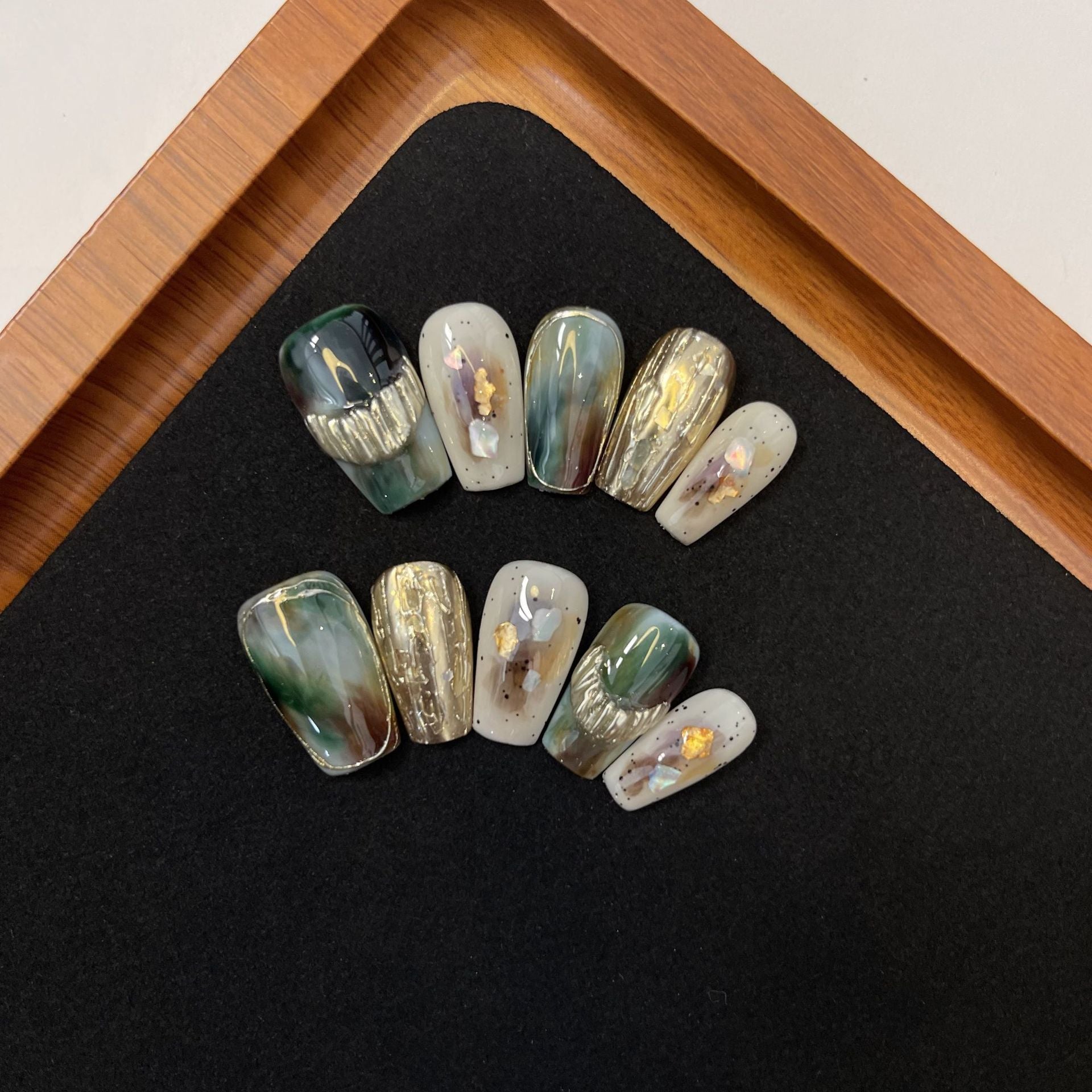 Handmade Stone Pattern Halo-Dyed Emerald Artificial Nails