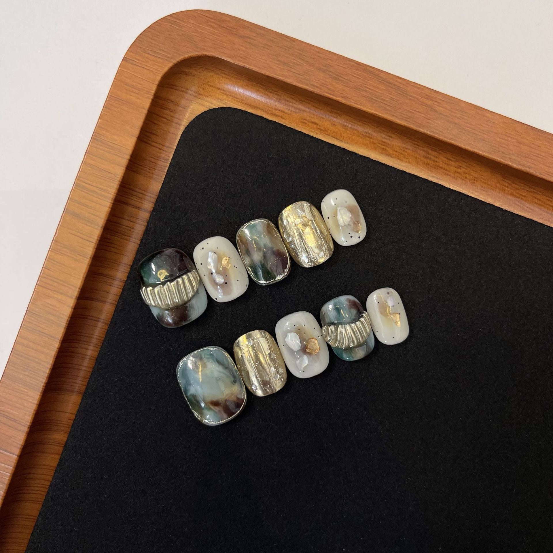 Handmade Stone Pattern Halo-Dyed Emerald Artificial Nails